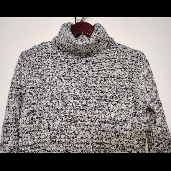 Black & white knit Turtleneck sweater - Picture 7 of 10